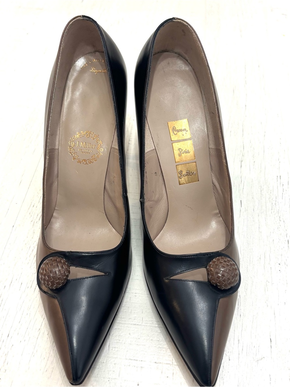Vintage I. Miller 1950-60 Black Pointed Leather Pumps with Brown Button Accent - Picture 6 of 16
